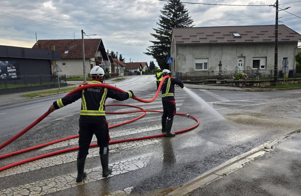 Gornji Kneginec zahvatilo nevrijeme praćeno tučom i jakom kišom. Ceste su poplavljene…