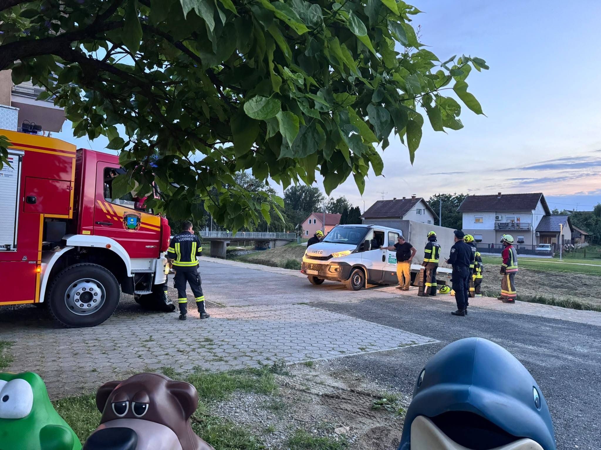 PRAVI PODVIG Ludbreški vatrogasci spasili kombi da ne sklizne u rijeku Bednju