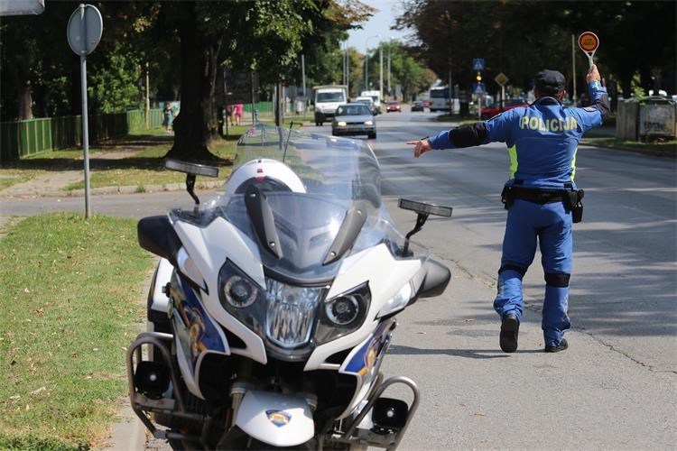 ALKOHOL Sletjeli autom iz svadbene kolone: Mladić koji je mahao zastavom završio u bolnici