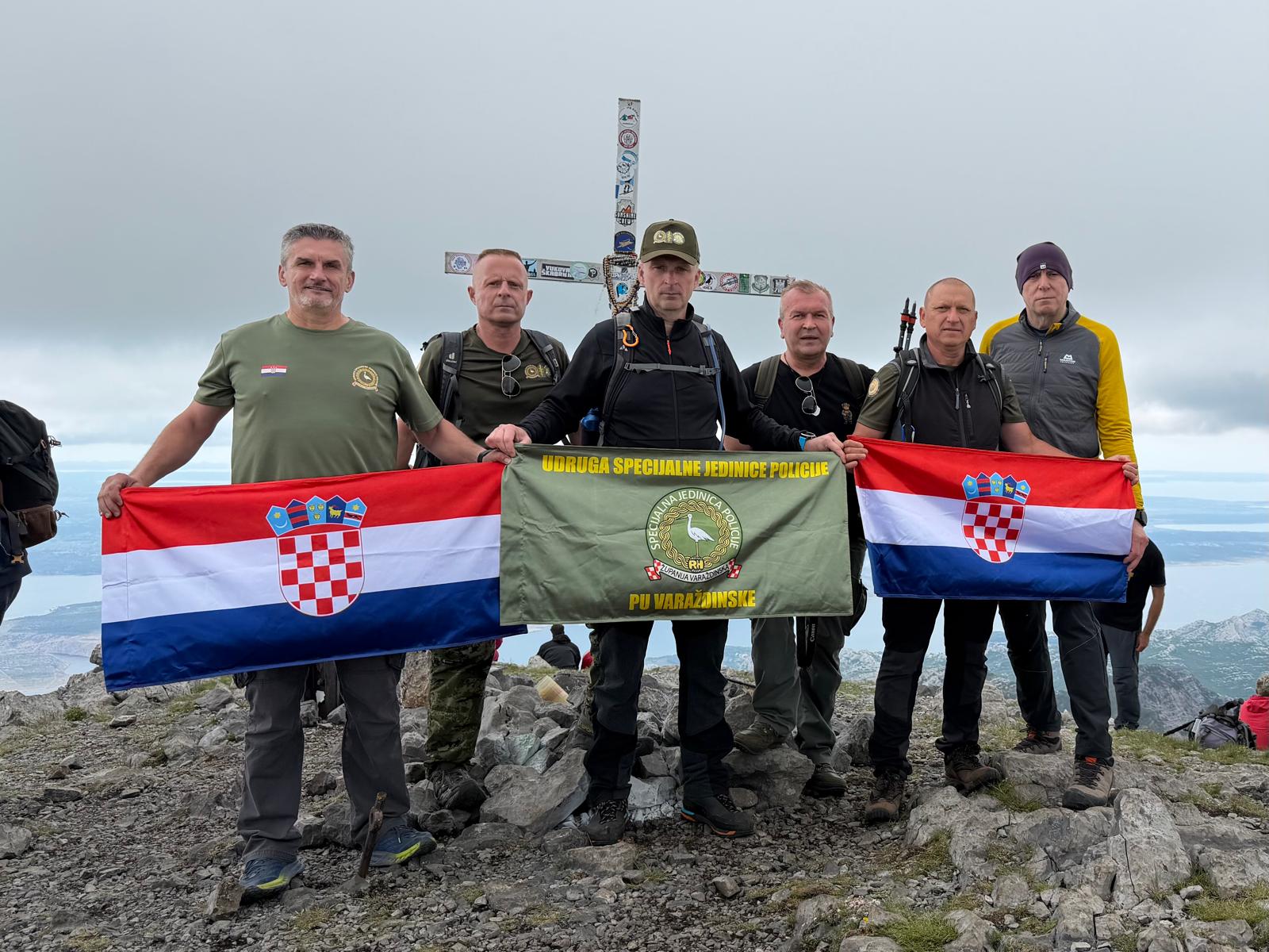 Župan Anđelko Stričak i pripadnici „Roda“ na tradicionalnom pohodu na Velebitu