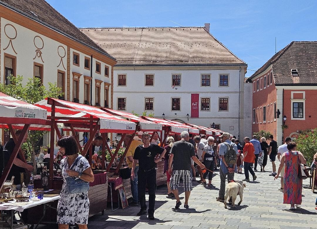 Nostalgija, kolekcionarstvo i dobra atmosfera na Sajmu antikviteta