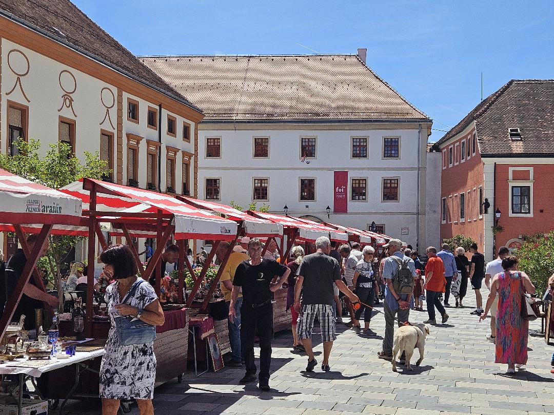Nostalgija, kolekcionarstvo i dobra atmosfera na Sajmu antikviteta