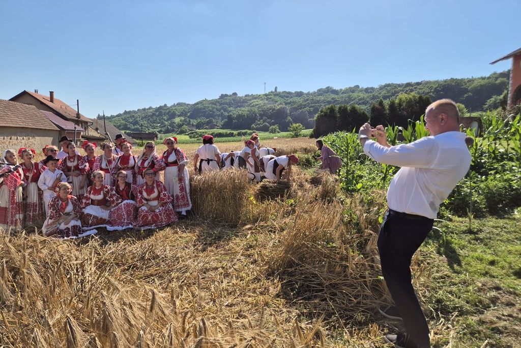 U Grešćevini obilježeno 15 godina rada Udruge Biserna Dolina uz tradicionalnu ručnu žetvu raži