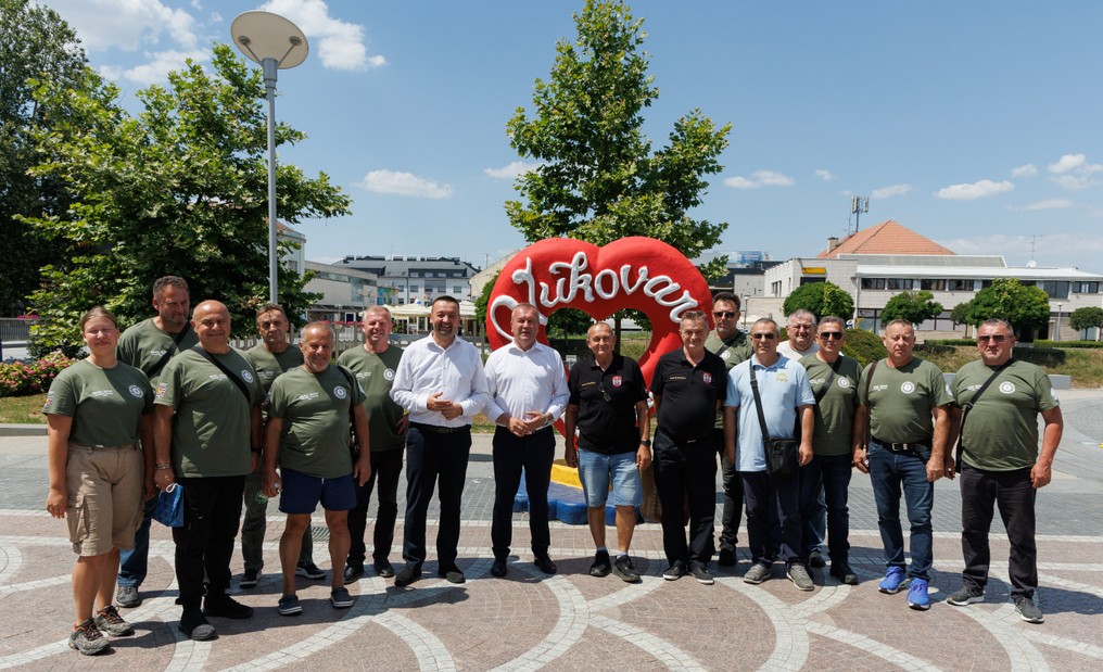 Doplovili u Vukovar: Varaždinske branitelje dočekao i župan Stričak