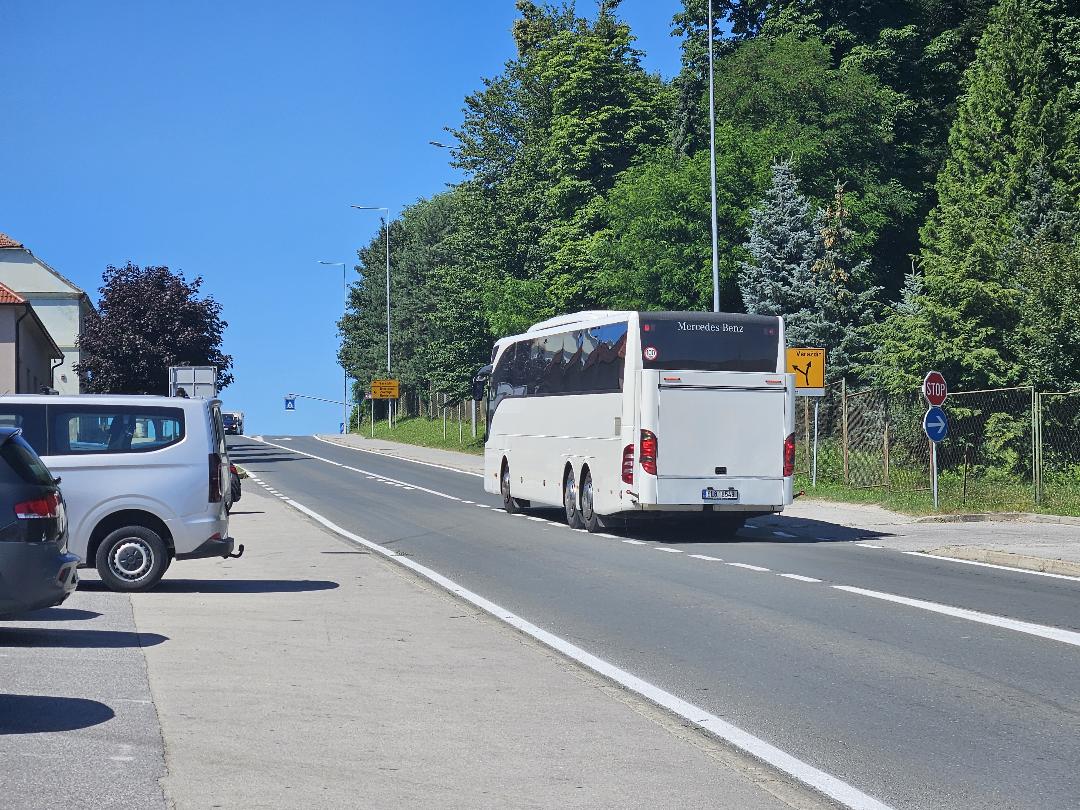 Pijan se električnim biciklom zabio u autobus