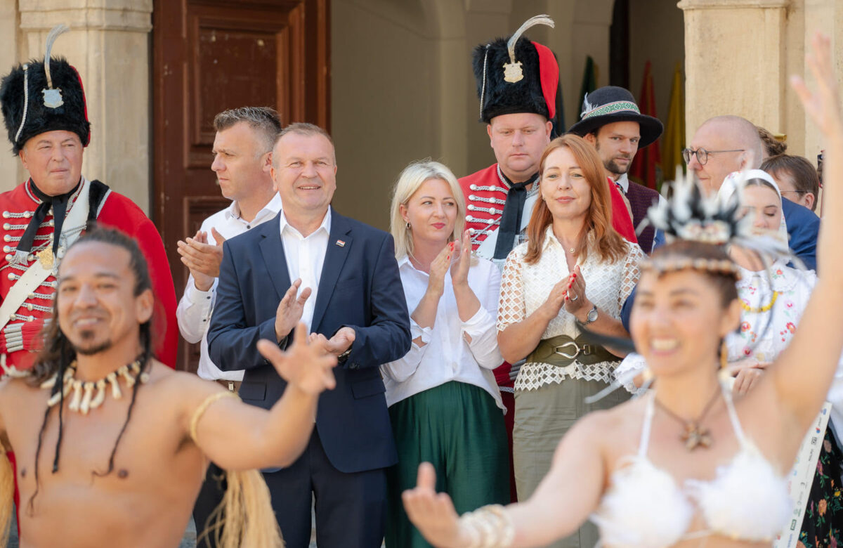 U atriju Županijske palače raspjevano i rasplesano – župan Anđelko Stričak priredio prijem za sudionike COFA Festivala