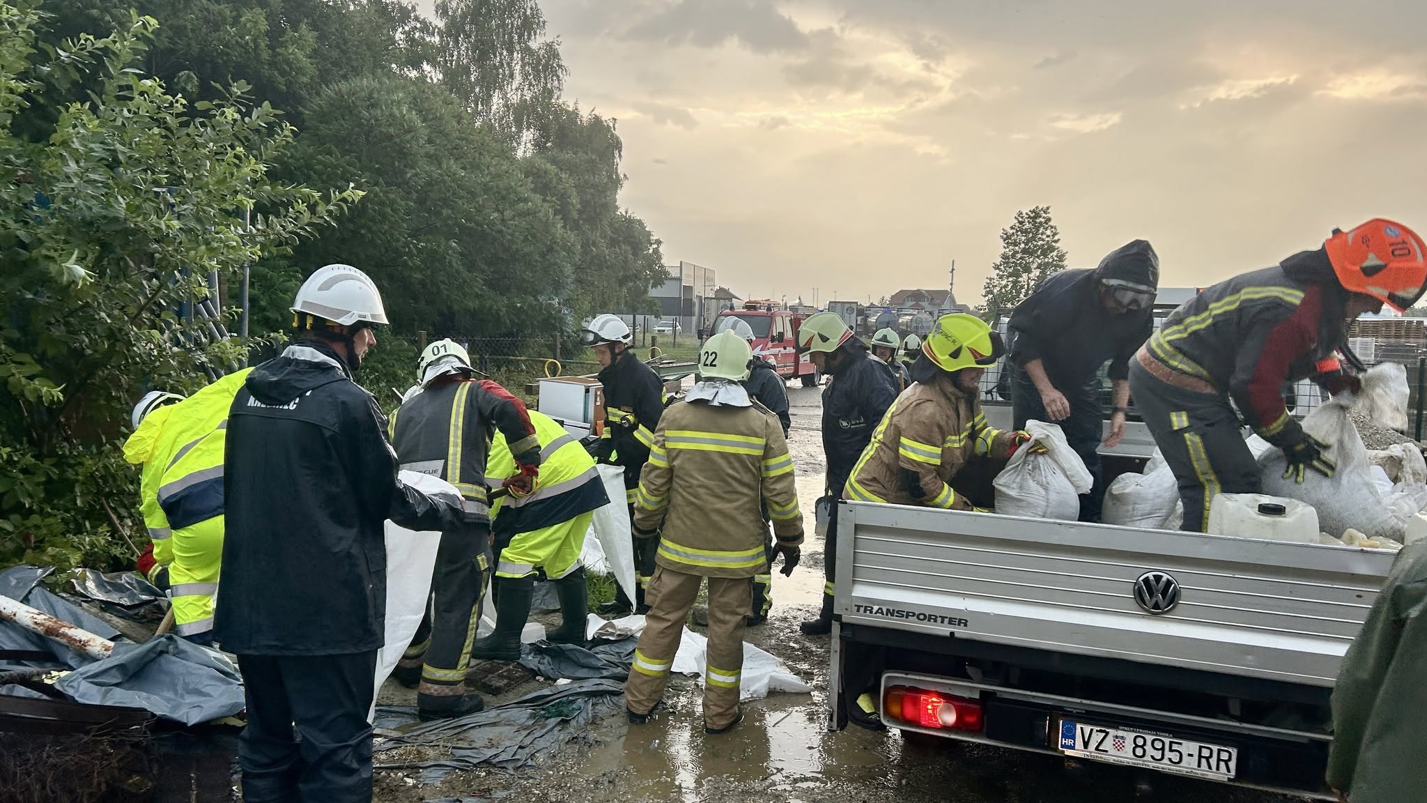 Vrijedni vatrogasci spasili obiteljsku kuću od poplave
