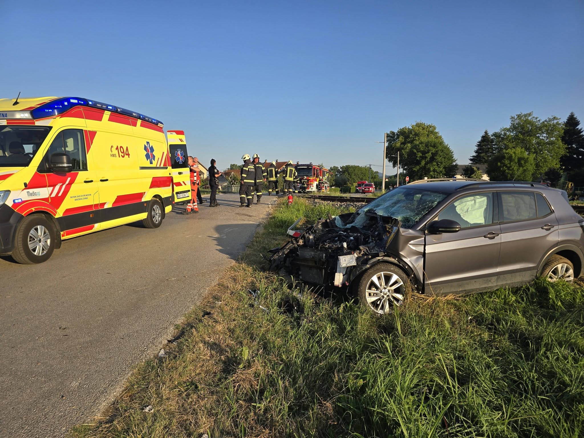 Vlak u Donjem Kućanu naletio na automobil. Vozačica je završila u bolnici