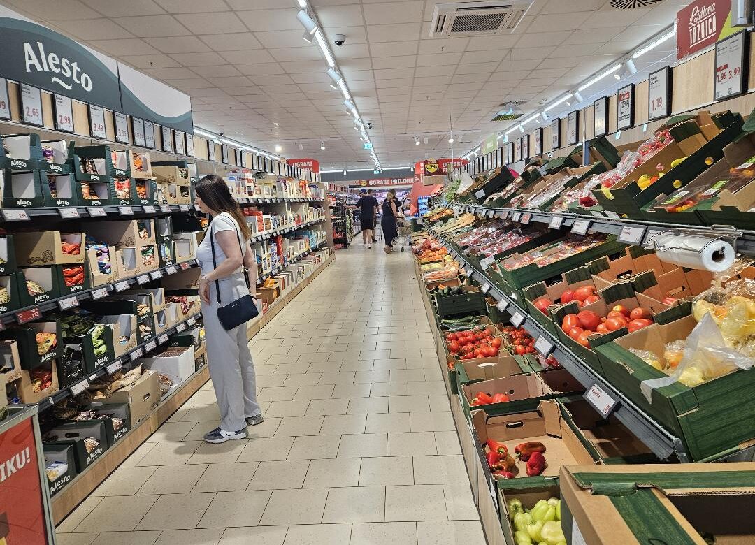 Promet od trgovine na malo u lipnju porastao za 0,4% na godišnjoj razini