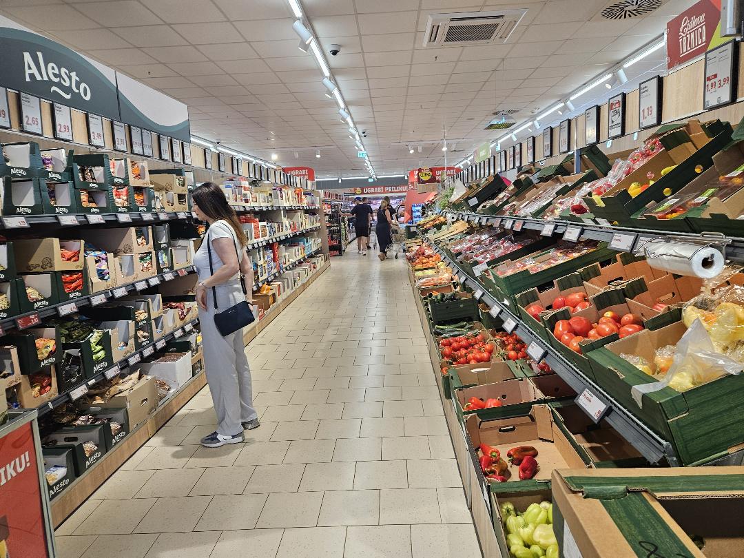 Promet od trgovine na malo u lipnju porastao za 0,4% na godišnjoj razini