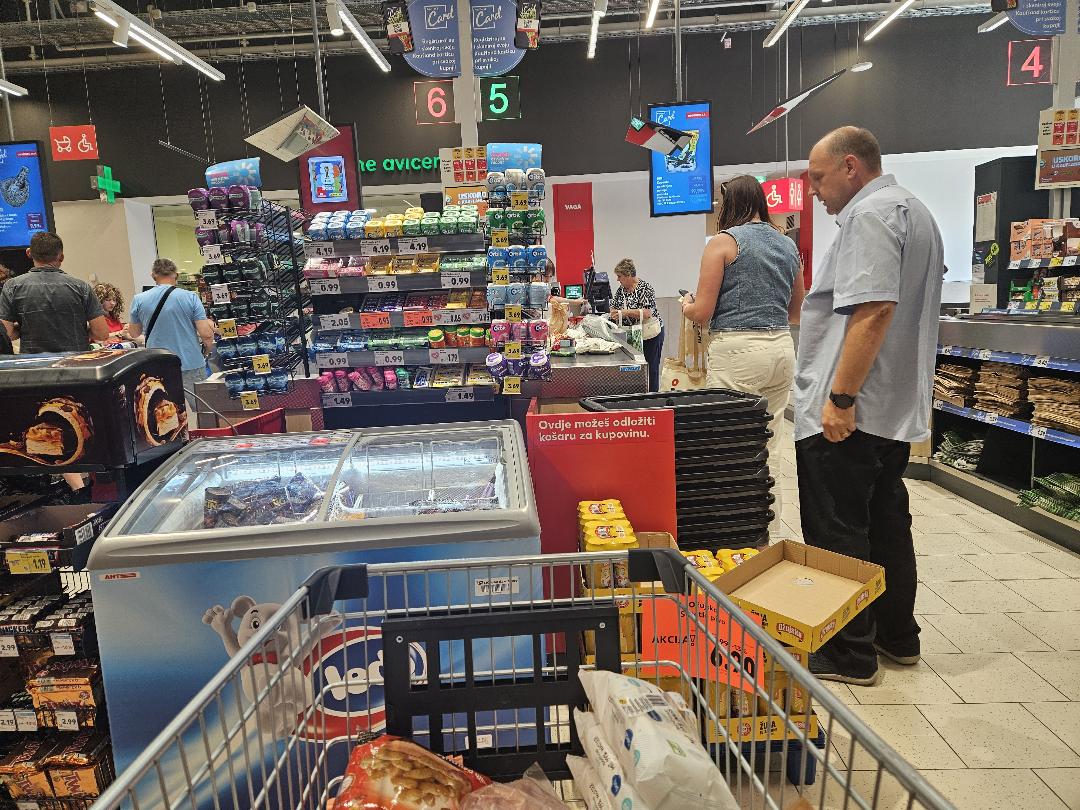 Ako ste kupili ove čaše, vratite ih u trgovinu. Trgovački lanac garantira povrat novca