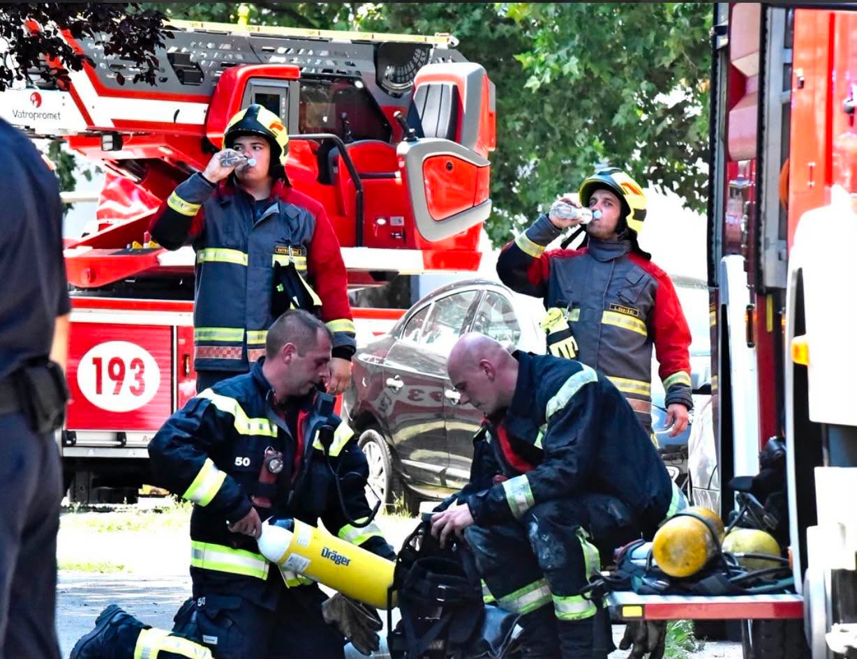 Izbio požar na 10. katu zgrade u ulici Miroslava Krleže. Vatra se vidjela kroz prozor…