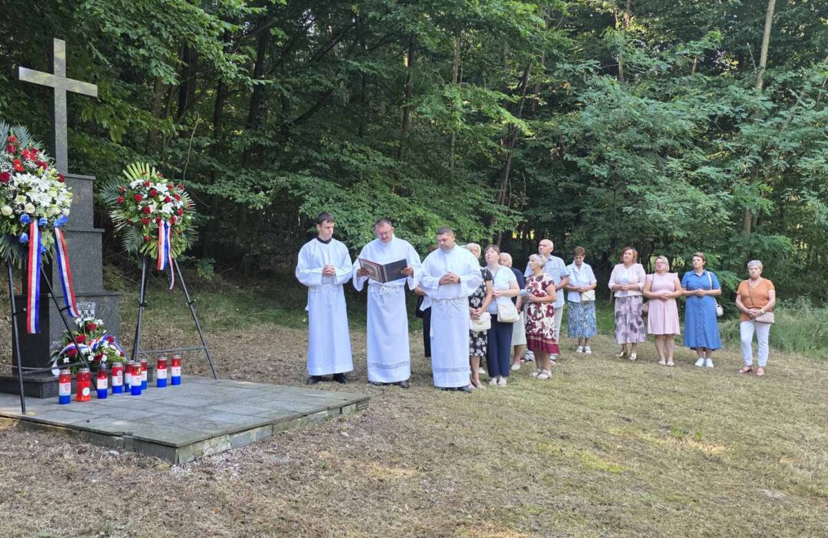 Na grobištu Kolnjak odana počast žrtvama poraća: „Sjećanje na nevine žrtve moramo neumorno čuvati“