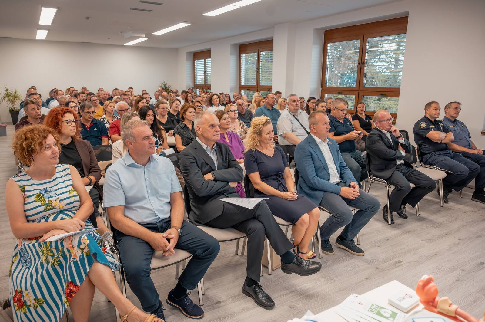 Ravnatelji osnovnih i srednjih škola educirali se kako upravljati u kriznim i hitnim situacijama
