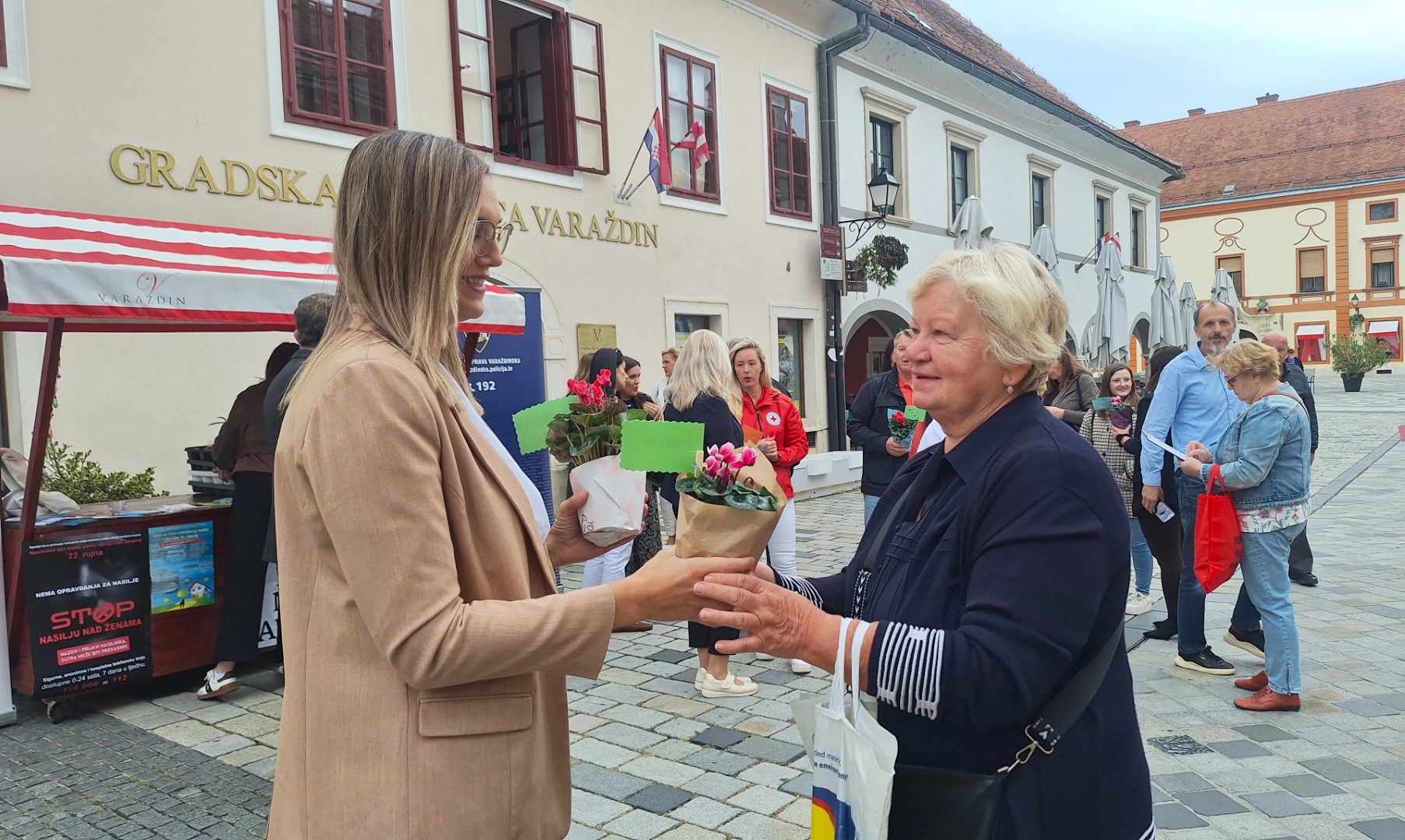 Uz ciklame i dirljive poruke žrtava nasilja u Varaždinskoj županiji obilježen Nacionalni dan borbe protiv nasilja nad ženama
