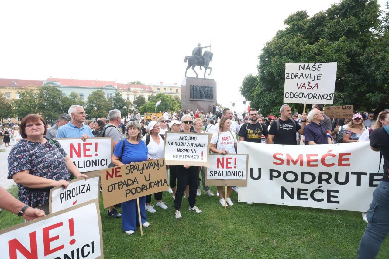 Na Hodu za Liku i transparenti protiv spalionice u Podrutama: “Ako smo na rubu županije, nismo…”