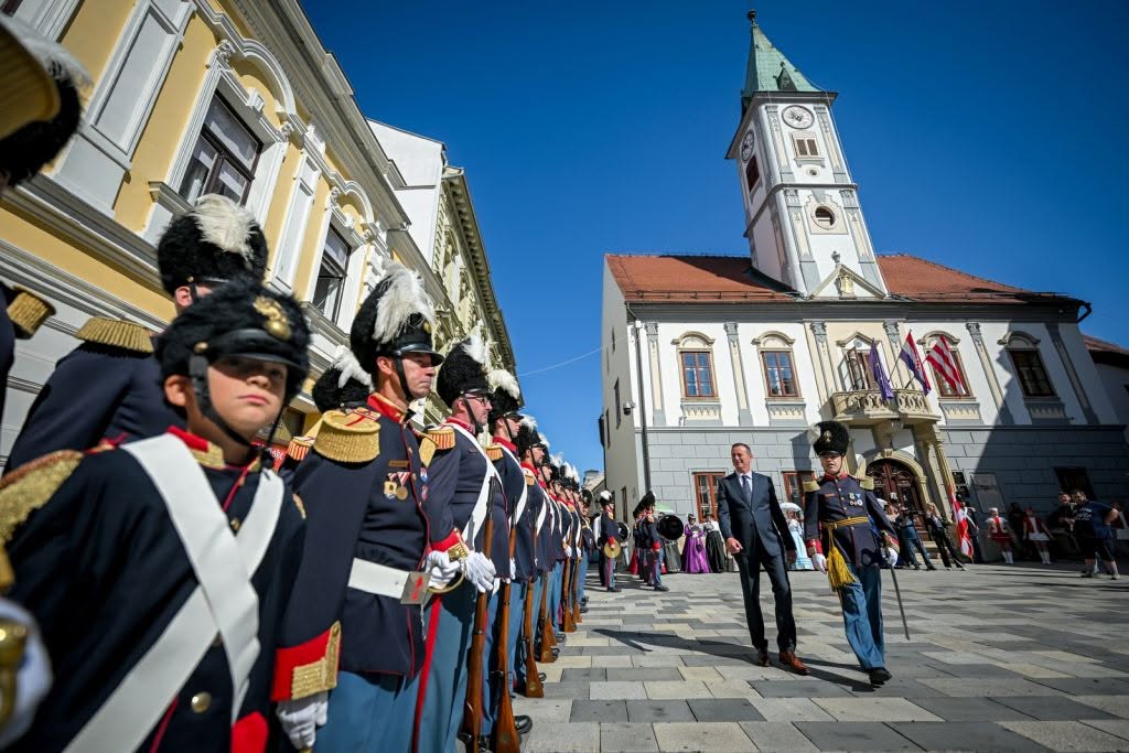 Susret povijesnih postrojbi ispunio središte Varaždina tradicijom i povijesnim odorama