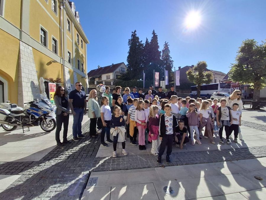 Održana tradicionalna akcija „Sigurno u školu s HAK-om“- edukacija prvašića o sigurnom ponašanju u prometu