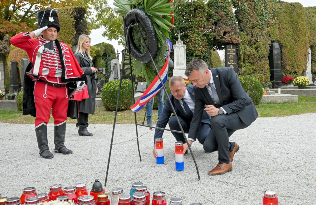 Uoči blagdana Svih svetih položeni vijenci na varaždinskom Gradskom groblju