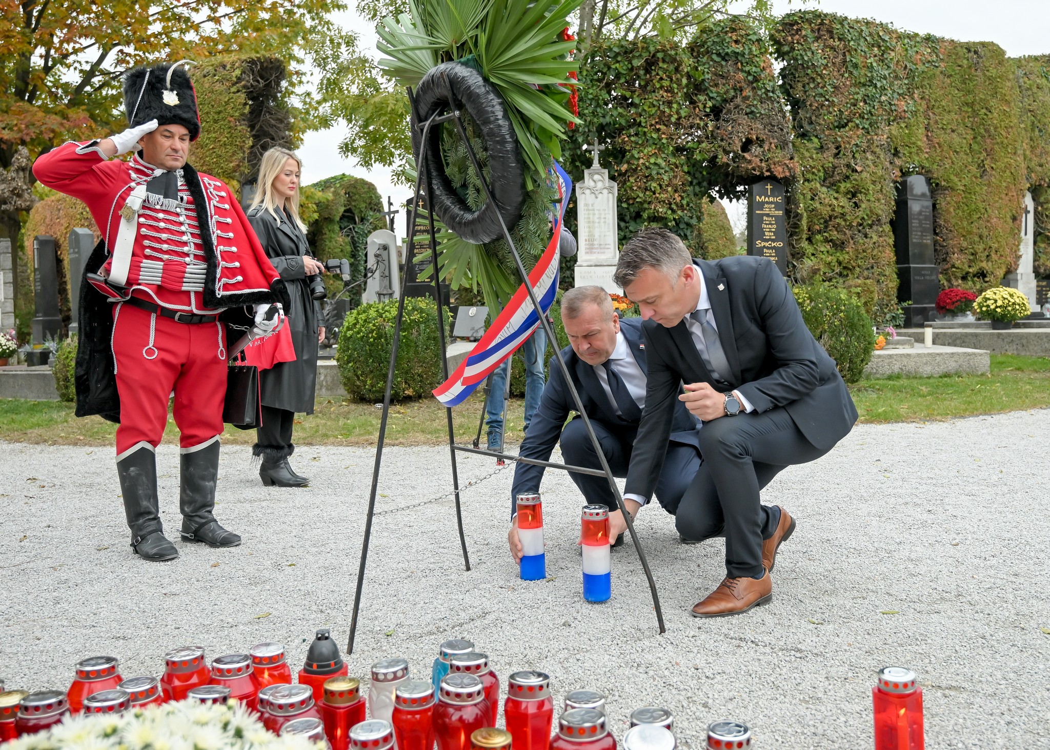 Uoči blagdana Svih svetih položeni vijenci na varaždinskom Gradskom groblju