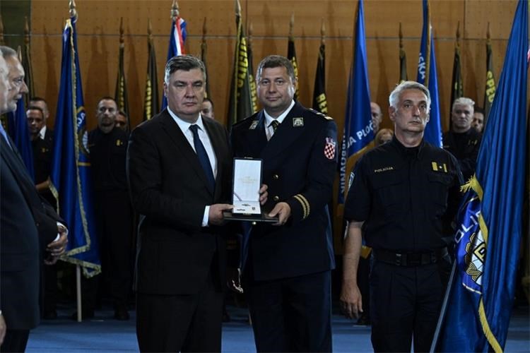 ​Predsjednik Milanović odlikovao Policijsku postaju Varaždin Redom Nikole Šubića Zrinskog