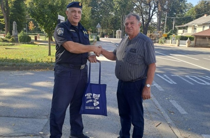 Policija uručila paket uzornom vozaču Vladimiru Kumriću koji već 47 godina vozi bez prekršaja